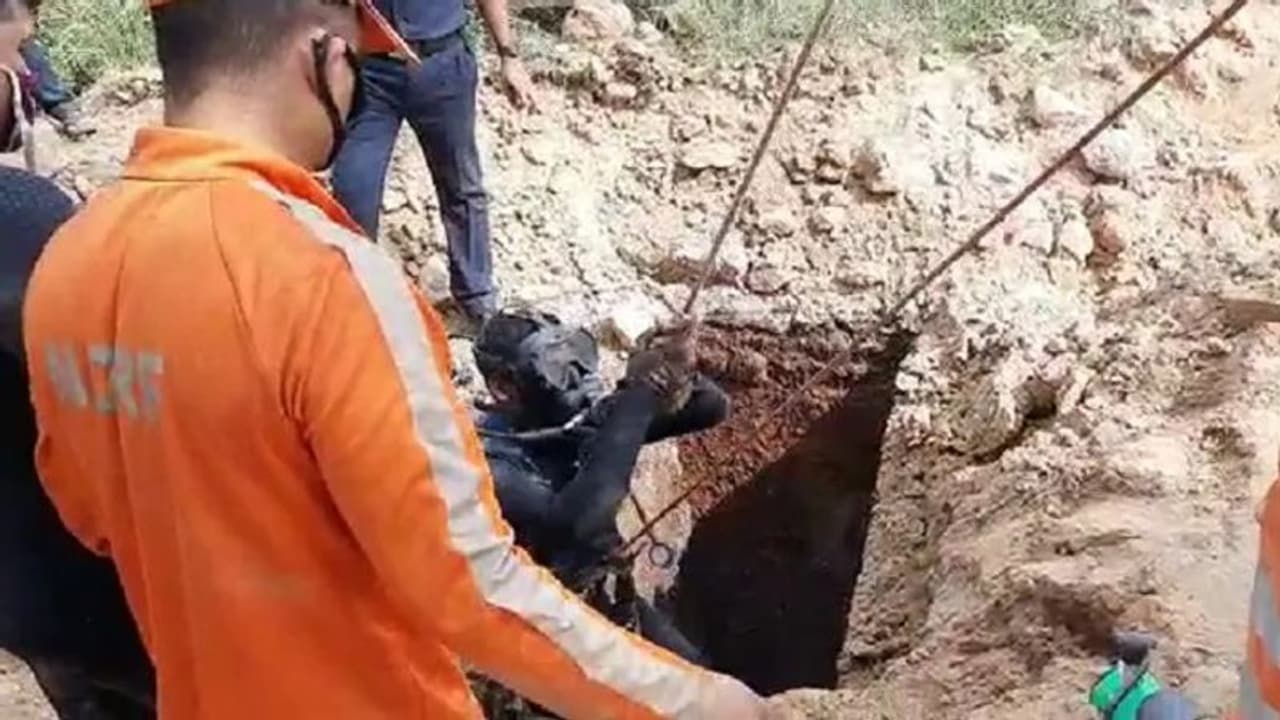 ఎనిమిది అడుగుల లోతు కాలువలో పడిన మహిళ.. నగ్నంగా.. ఎనిమిది అడుగుల లోతు కాలువలో పడిన మహిళ.. నగ్నంగా..