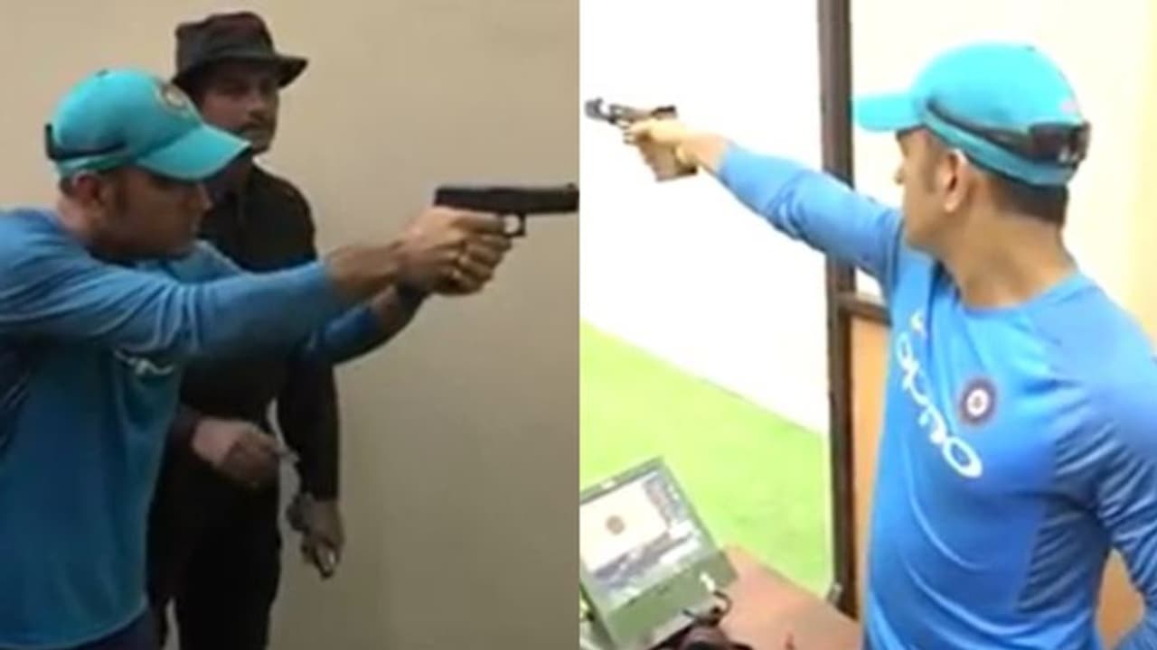 শুধু ব্যাট নয়, ধোনির হাতে কথা বলে বন্দুকও শুধু ব্যাট নয়, ধোনির হাতে কথা বলে বন্দুকও