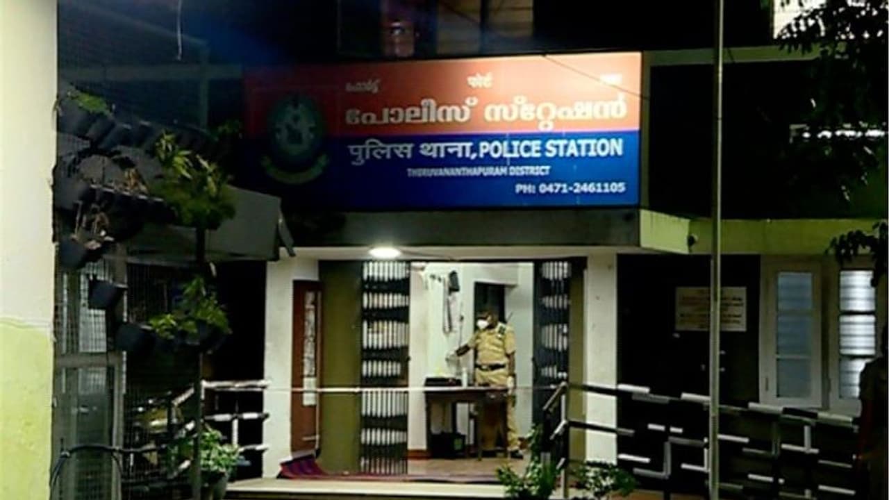 ഫോർട്ട് സ്റ്റേഷനിലെ തൂങ്ങിമരണം: ജില്ലാ പൊലീസ് മേധാവി അന്വേഷിക്കണമെന്ന് മനുഷ്യാവകാശ കമ്മീഷൻ ഫോർട്ട് സ്റ്റേഷനിലെ തൂങ്ങിമരണം: ജില്ലാ പൊലീസ് മേധാവി അന്വേഷിക്കണമെന്ന് മനുഷ്യാവകാശ കമ്മീഷൻ