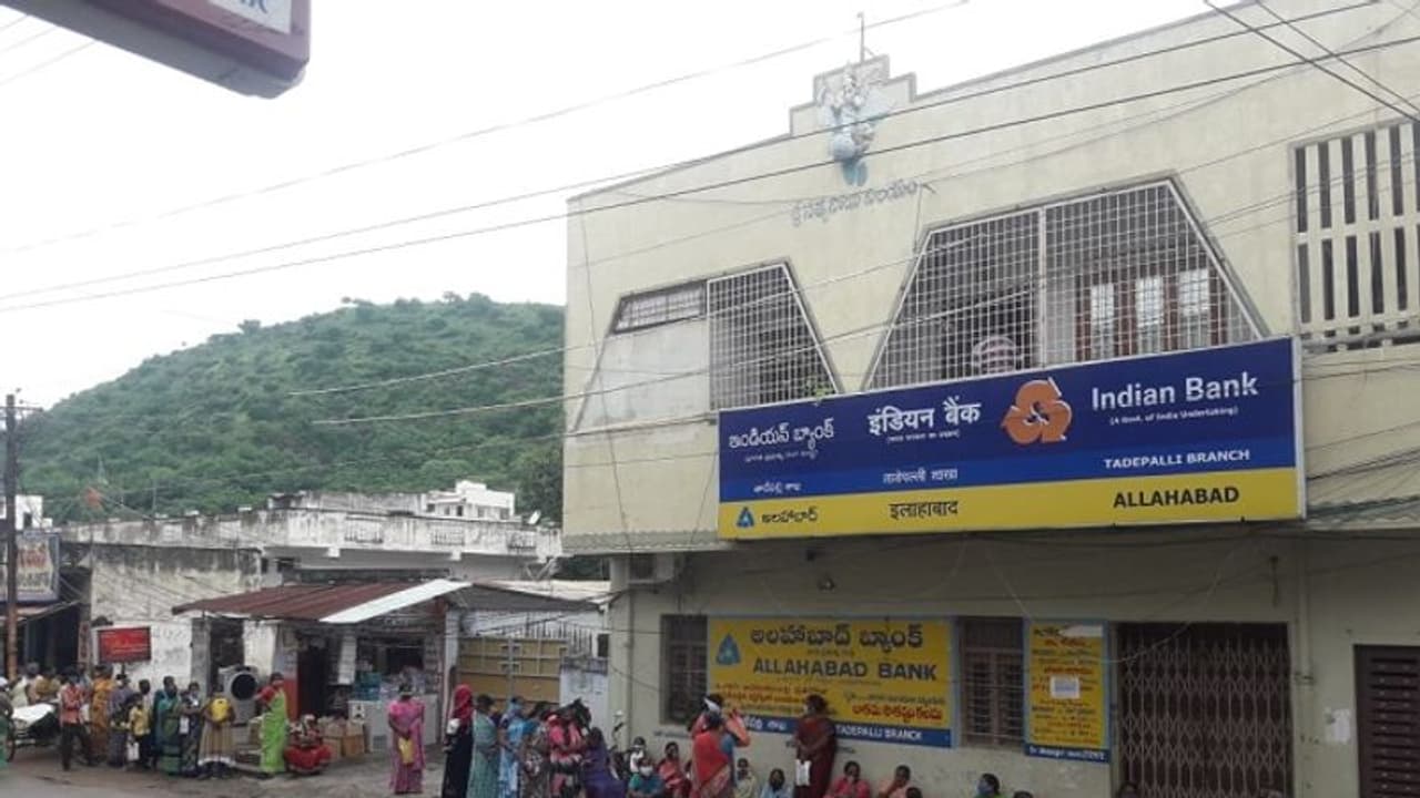 తాగుబోతులకిచ్చిన వెసులుబాట్లకు కూడా నోచుకోని ఏపీ పేదలు తాగుబోతులకిచ్చిన వెసులుబాట్లకు కూడా నోచుకోని ఏపీ పేదలు