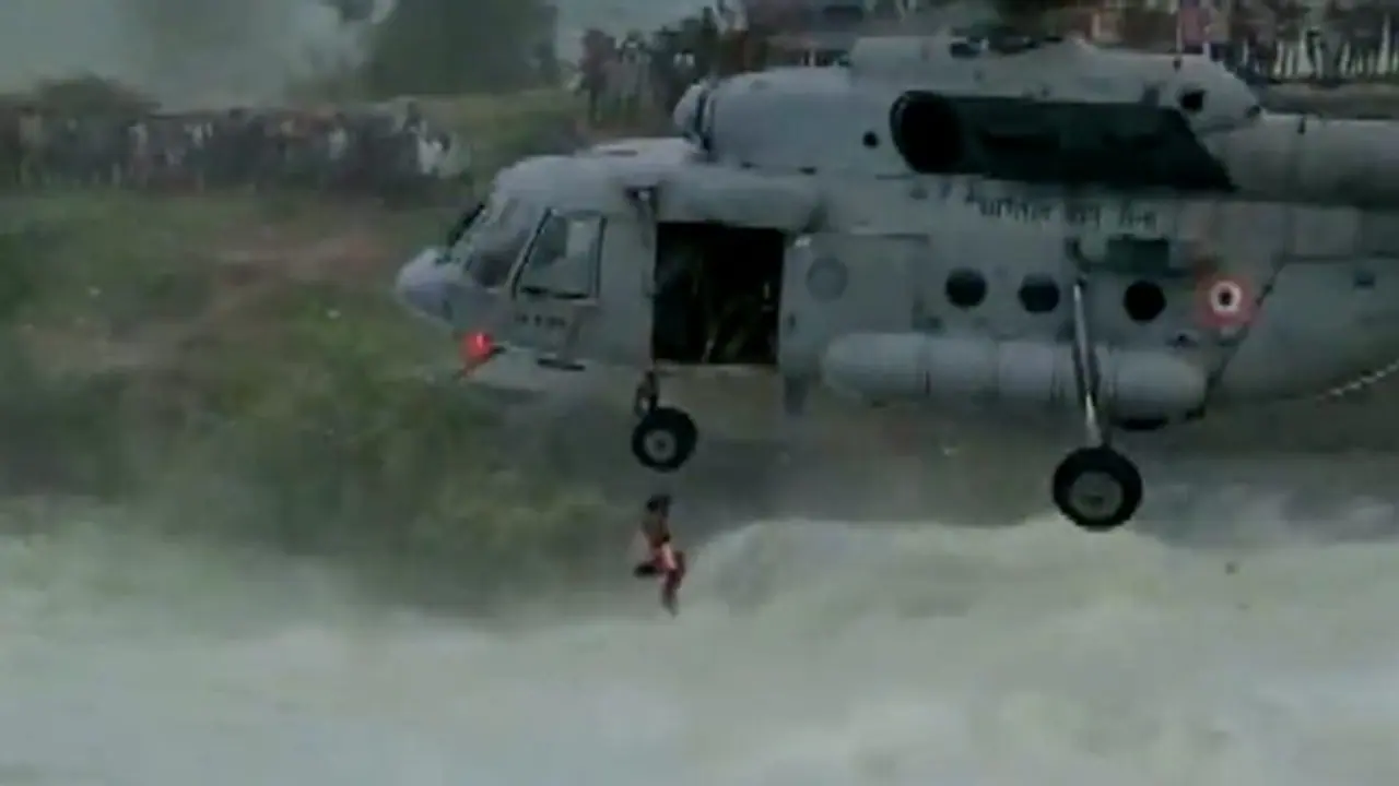 বাঁধে জলের তোড়ে ভেসে যাচ্ছে যুবক, হেলিকপ্টার নিয়ে উদ্ধার করল বায়ুসেনা, দেখুন সেই রোমহর্ষক ভিডিও বাঁধে জলের তোড়ে ভেসে যাচ্ছে যুবক, হেলিকপ্টার নিয়ে উদ্ধার করল বায়ুসেনা, দেখুন সেই রোমহর্ষক ভিডিও