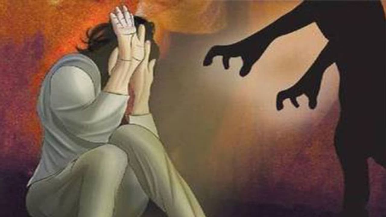 ప్రేమించి...పెళ్లాడి... తల్లిని చేసి... ఇప్పుడు వద్దుపొమ్మంటున్నాడు...: అత్తింటి ఎదుట మహిళ ఆందోళన ప్రేమించి...పెళ్లాడి... తల్లిని చేసి... ఇప్పుడు వద్దుపొమ్మంటున్నాడు...: అత్తింటి ఎదుట మహిళ ఆందోళన