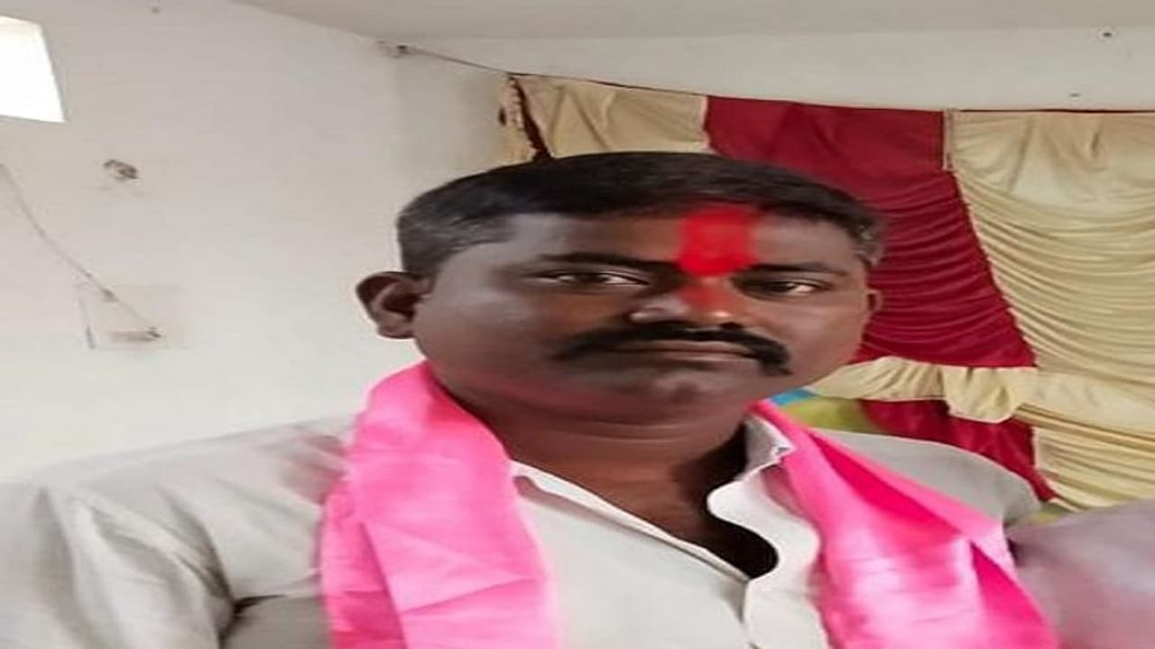 వాగులో కారుతో పాటు కొట్టుకుపోయిన శ్రీనివాస్: స్పందించిన కేటీఆర్ వాగులో కారుతో పాటు కొట్టుకుపోయిన శ్రీనివాస్: స్పందించిన కేటీఆర్