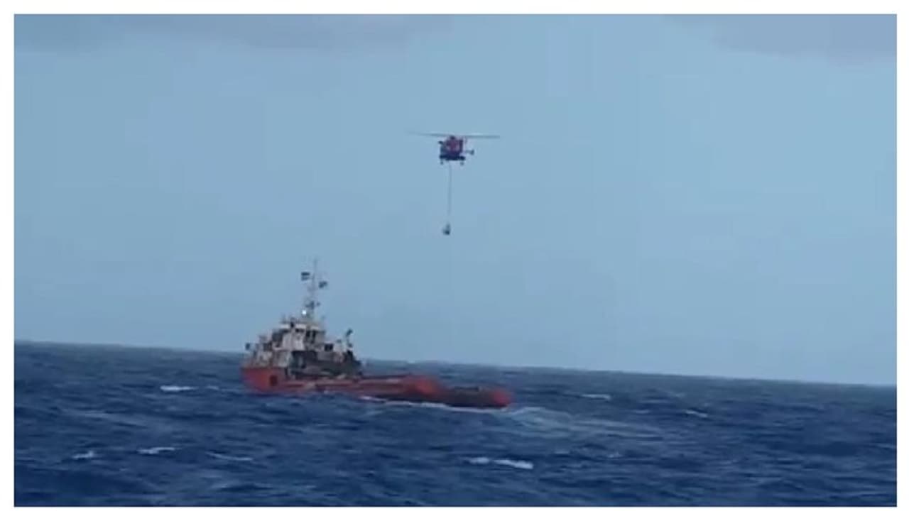 ট্যাঙ্কার ডুবে সমুদ্রে মিশছে তেল, মরিশাসের সাহায্যে দেবদূত হয়ে এগিয়ে গেল ভারতীয় কপ্টার, দেখুন ভিডিও