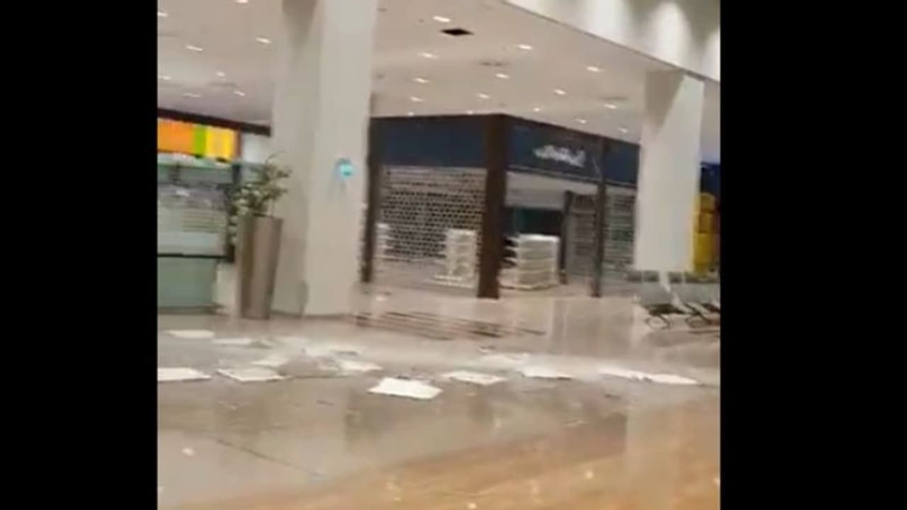 খসে খসে পড়ছে ইসলামাবাদ বিমান বন্দরের ছাদ, দেখুন সেই ভাইরাল ভিডিও