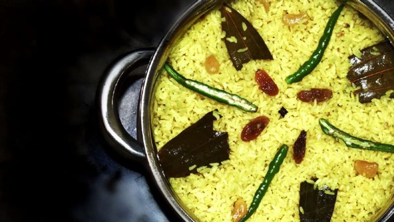 একঘেয়ে নিরামিশ পদ আর নয়, বানিয়ে দেখুন সুস্বাদু বাসন্তি পোলাও