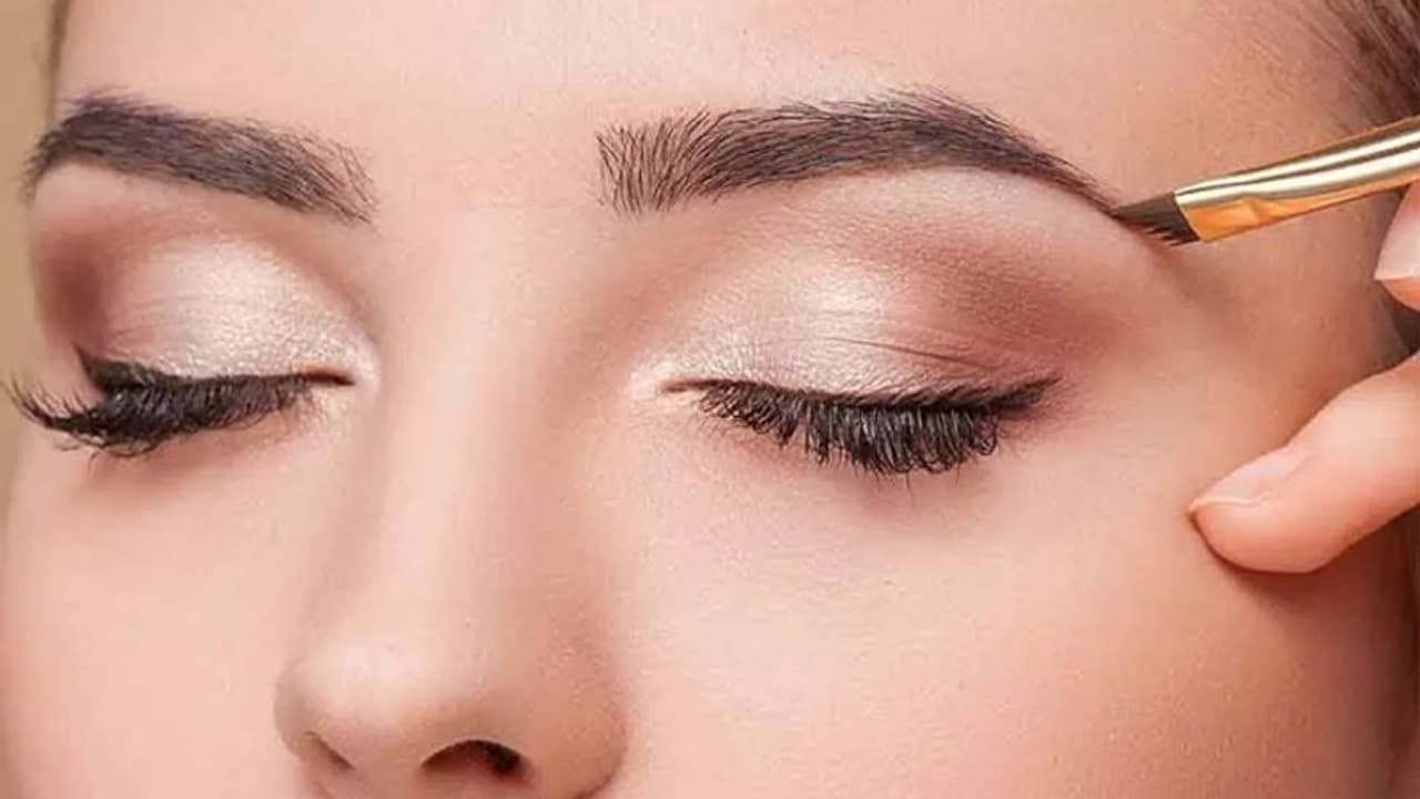 പുരികം ത്രെഡ് ചെയ്തു, ഭർത്താവിന് ഇഷ്ടമായില്ല, വീഡിയോ കോളിലൂടെ വിവാഹമോചനം; കേസെടുത്ത് പൊലീസ് 