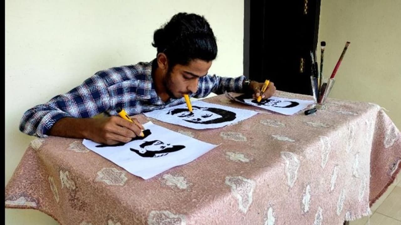 ഒരേ സമയം മൂന്ന് ചിത്രങ്ങള്, കൈ മാത്രമല്ല, കാലുകളും വായും ഉപയോഗിച്ച് റസലിന്റെ വര ഒരേ സമയം മൂന്ന് ചിത്രങ്ങള്, കൈ മാത്രമല്ല, കാലുകളും വായും ഉപയോഗിച്ച് റസലിന്റെ വര