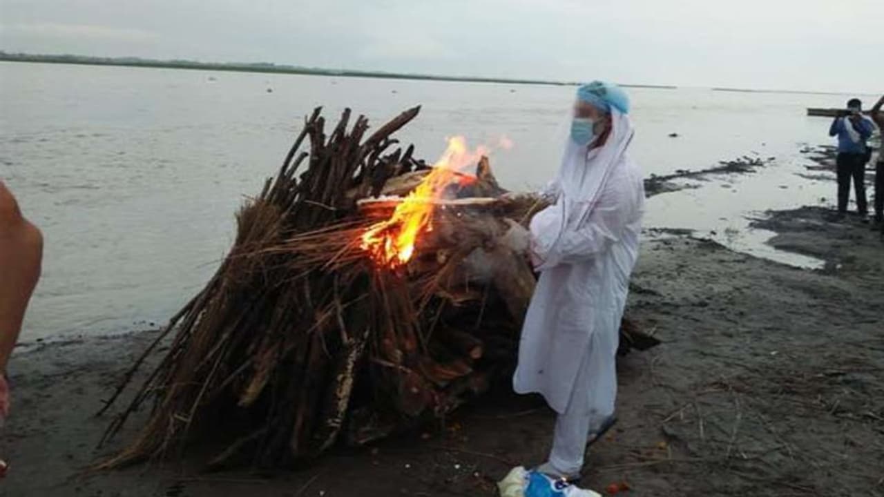 कैबिनेट मंत्री चेतन चौहान का हापुड़ में हुआ अंतिम संस्कार, कोविड 19 गाइडलाइन के तहत बेटे ने दी मुखाग्नि कैबिनेट मंत्री चेतन चौहान का हापुड़ में हुआ अंतिम संस्कार, कोविड 19 गाइडलाइन के तहत बेटे ने दी मुखाग्नि