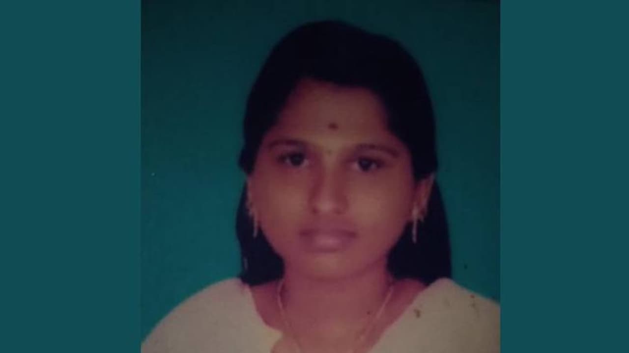 ആലപ്പുഴയില് ചികിത്സ തേടിയെത്തിയ യുവതി കുഴഞ്ഞു വീണു മരിച്ചു ആലപ്പുഴയില് ചികിത്സ തേടിയെത്തിയ യുവതി കുഴഞ്ഞു വീണു മരിച്ചു