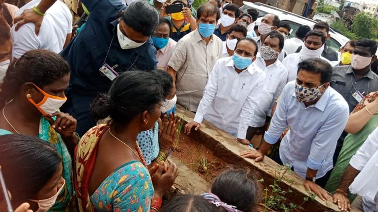 నాలాల ఆక్రమణలు తొలగింపునకు ప్రజలు సహకరించాలి: కేటీఆర్ నాలాల ఆక్రమణలు తొలగింపునకు ప్రజలు సహకరించాలి: కేటీఆర్