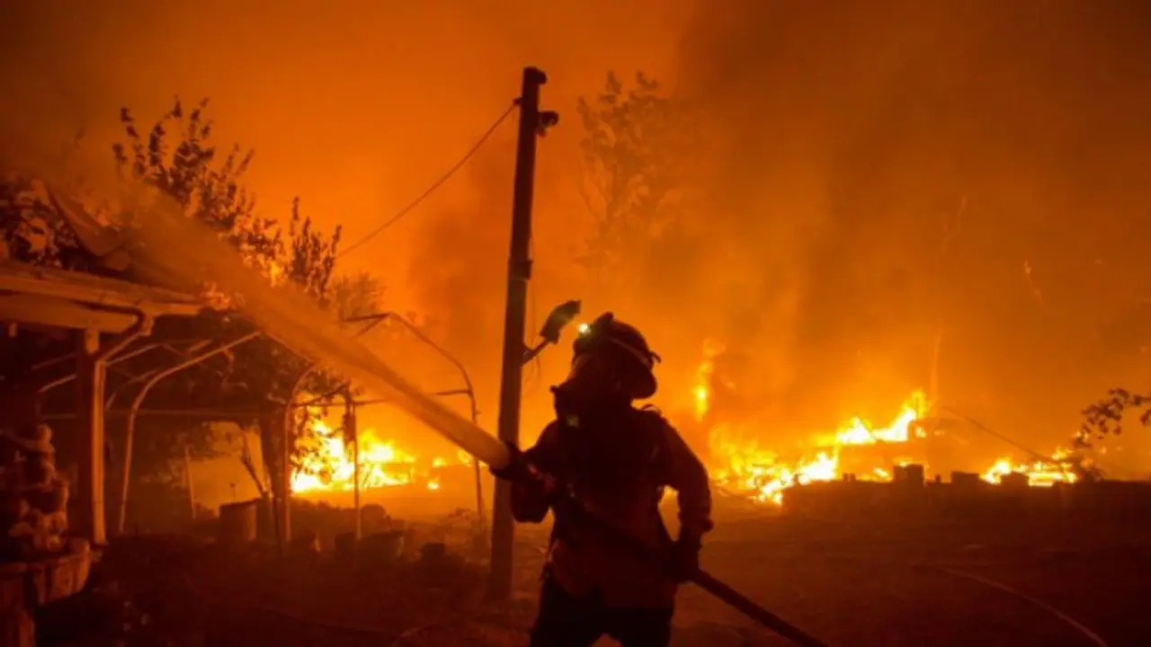 ಲಕ್ಷ್ಮೇಶ್ವರ: ಗೊಜನೂರ ಗುಡ್ಡಕ್ಕೆ ಬೆಂಕಿ ಆರಿಸಲು ಹರಸಾಹಸ