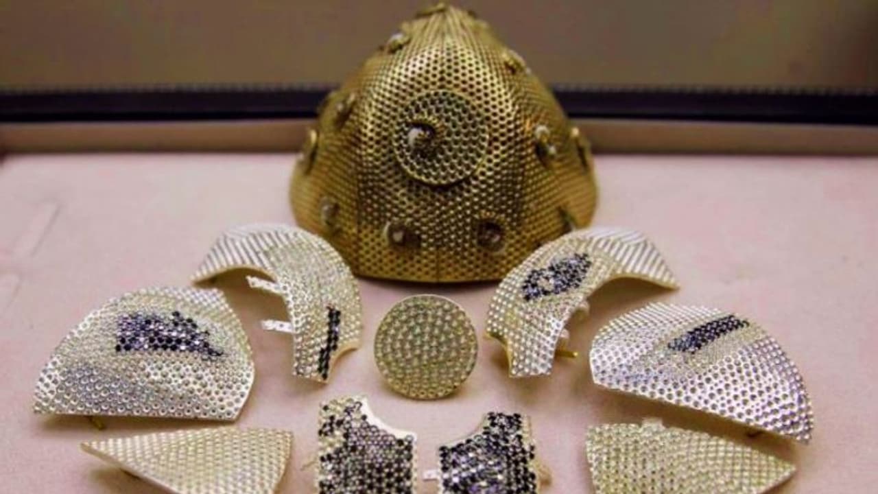 ১০ কোটি টাকা পেরিয়ে গেল দাম, জানুন বিশ্বের সবচেয়ে দামী মাস্কের গল্প ১০ কোটি টাকা পেরিয়ে গেল দাম, জানুন বিশ্বের সবচেয়ে দামী মাস্কের গল্প