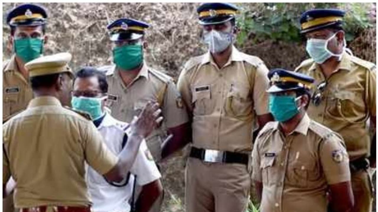 കോഴിക്കോട്ട് കൊവിഡ് പ്രതിരോധ പ്രവർത്തനങ്ങളിൽ കൂടുതൽ പൊലീസുകാരെ ഉൾപ്പെടുത്തും കോഴിക്കോട്ട് കൊവിഡ് പ്രതിരോധ പ്രവർത്തനങ്ങളിൽ കൂടുതൽ പൊലീസുകാരെ ഉൾപ്പെടുത്തും