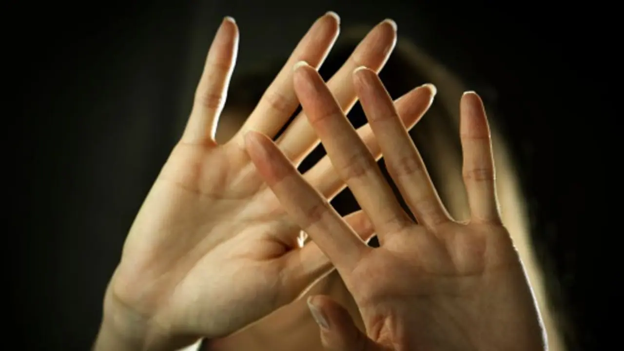 నగ్నంగా వీడియో కాల్ చేయి, కోరిక తీర్చు: యువతిపై సిఐ దాష్టీకం నగ్నంగా వీడియో కాల్ చేయి, కోరిక తీర్చు: యువతిపై సిఐ దాష్టీకం