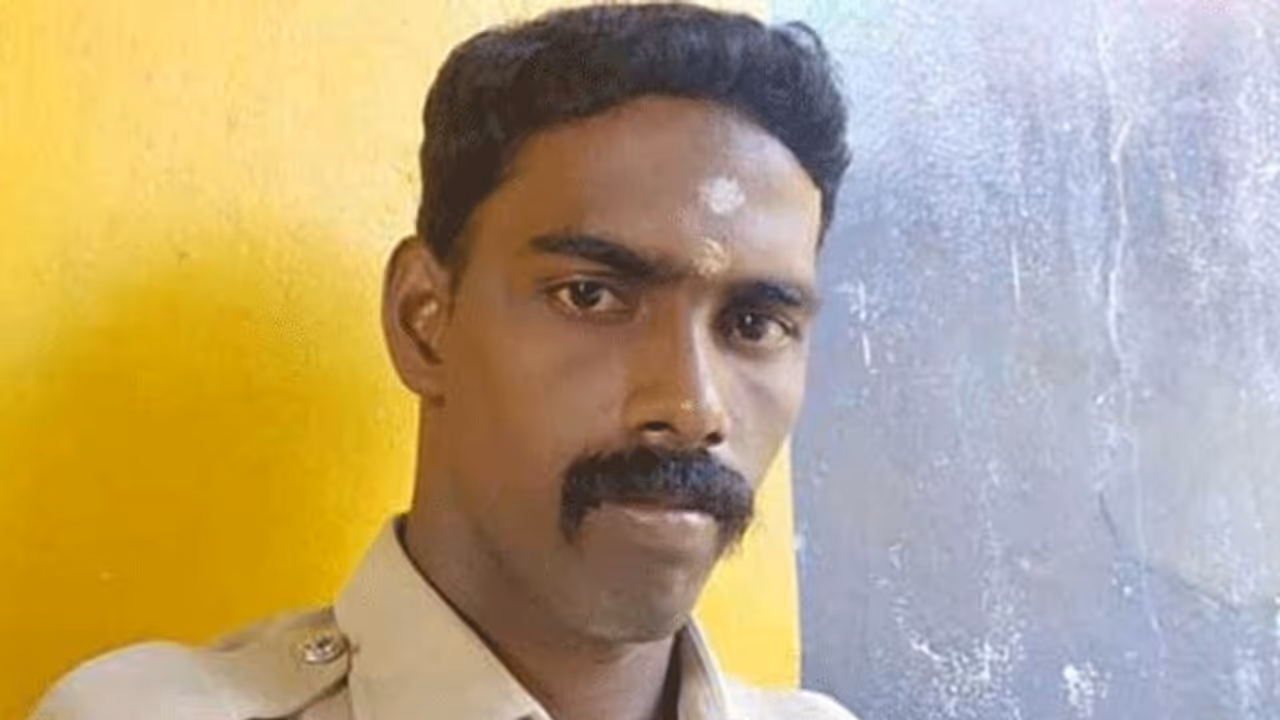 தூத்துக்குடியில் போலீஸ் மீது நாட்டு வெடிகுண்டு வீச்சு... ரத்த வெள்ளத்தில் காவலர் துடிதுடித்து உயிரிழப்பு..!