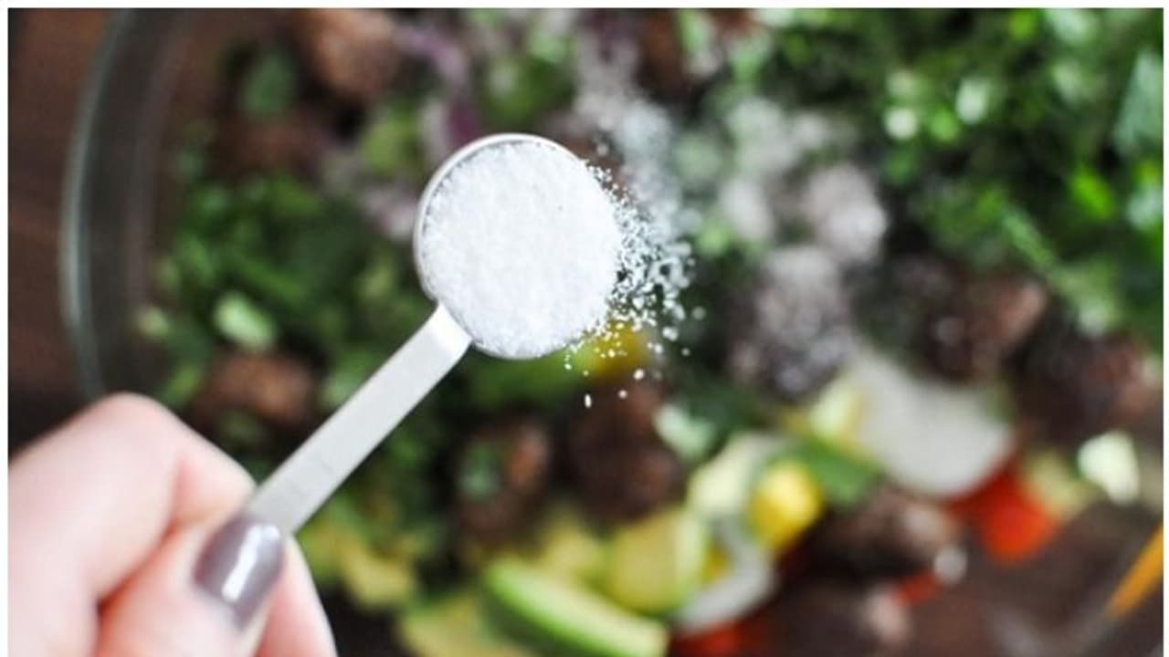 കറിയിലെ ഉപ്പ് കുറയ്ക്കാൻ ഇതാ നാല് വഴികൾ കറിയിലെ ഉപ്പ് കുറയ്ക്കാൻ ഇതാ നാല് വഴികൾ