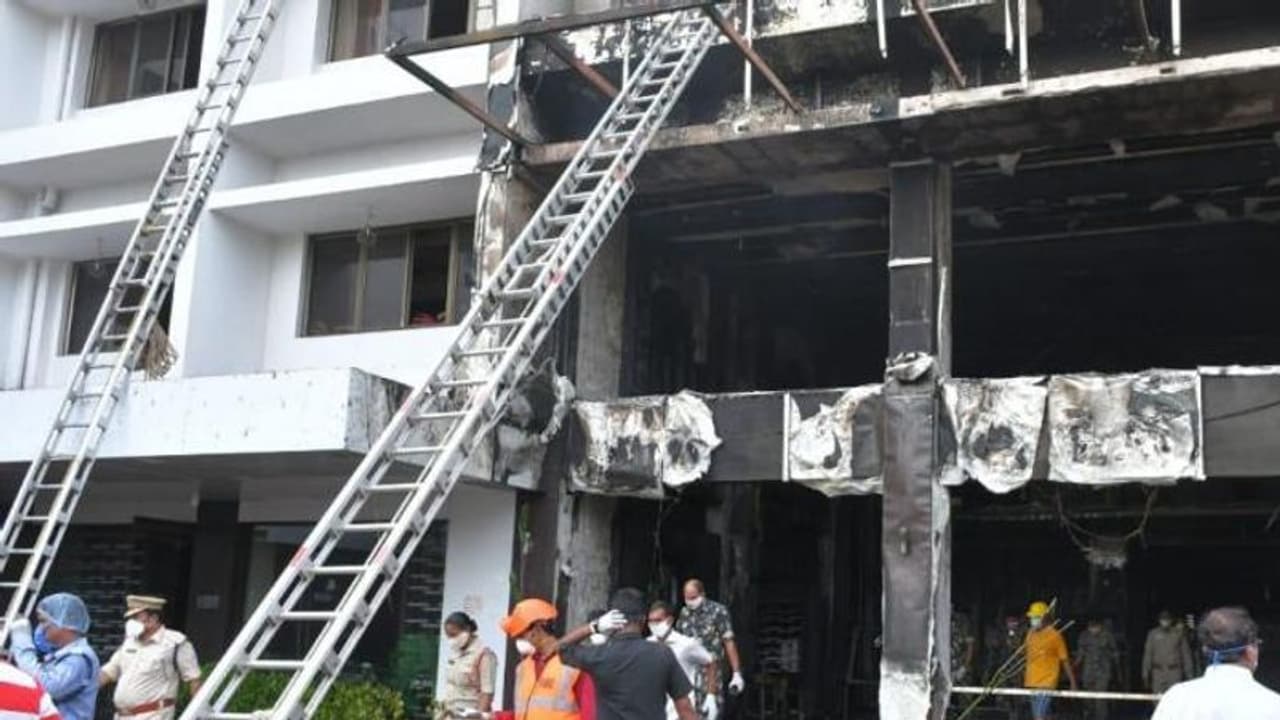 స్వర్ణ ప్యాలెస్ ప్రమాదం: అన్నింటికీ కారణం రమేశ్ ఆసుపత్రే.. ప్రభుత్వానికి కమిటీ నివేదిక స్వర్ణ ప్యాలెస్ ప్రమాదం: అన్నింటికీ కారణం రమేశ్ ఆసుపత్రే.. ప్రభుత్వానికి కమిటీ నివేదిక