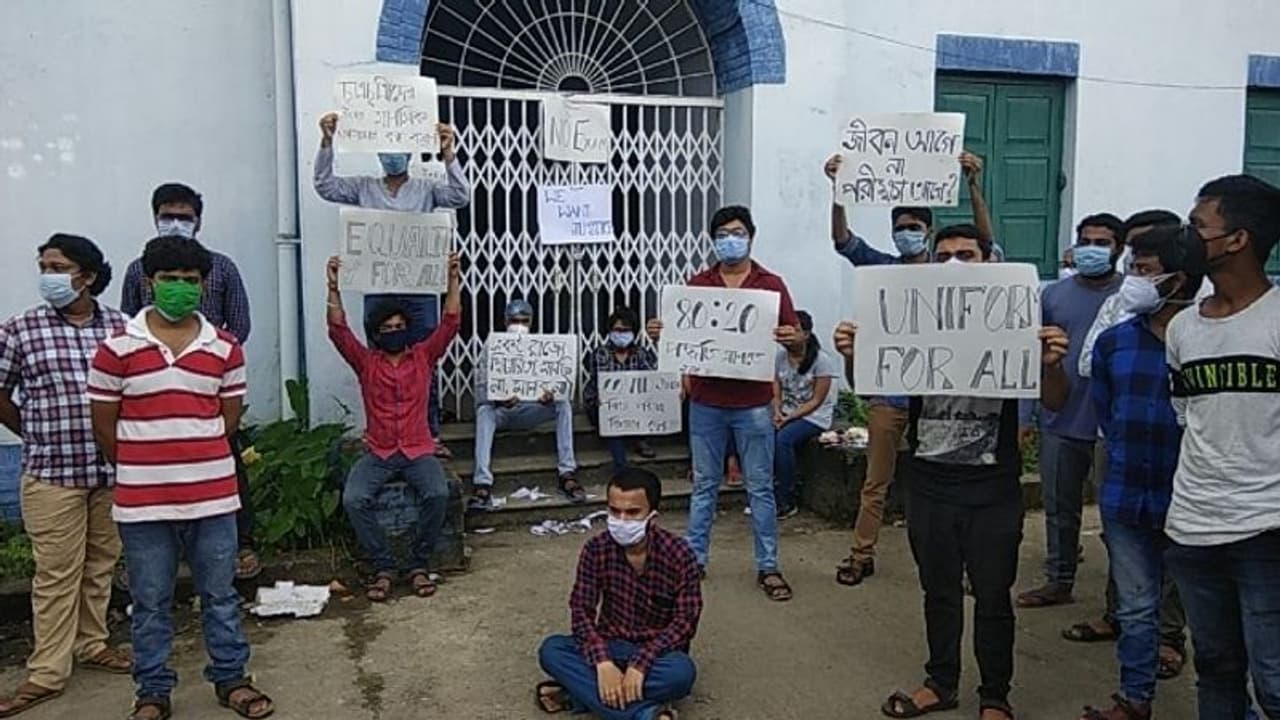 করোনা আবহে লিখিত পরীক্ষা নয়, পড়ুয়াদের আন্দোলনে নতিস্বীকার কলেজ কর্তৃপক্ষের করোনা আবহে লিখিত পরীক্ষা নয়, পড়ুয়াদের আন্দোলনে নতিস্বীকার কলেজ কর্তৃপক্ষের