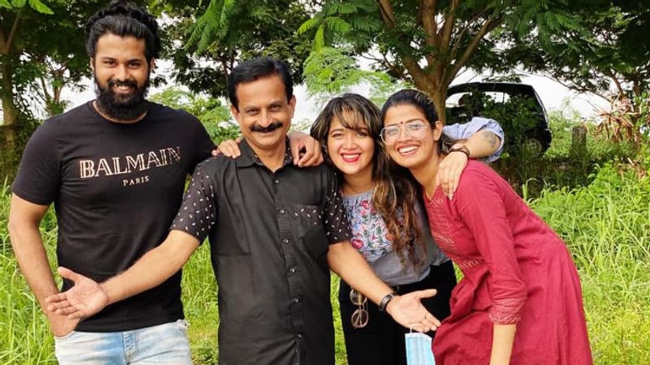 'നീണ്ട ഇടവേളയ്ക്കുശേഷം വല്യേട്ടനും സഹോദരങ്ങളും'; സുഹൃത്തുക്കളുമായുള്ള കൂടിക്കാഴ്ചയെക്കുറിച്ച് രജിത് കുമാര് 'നീണ്ട ഇടവേളയ്ക്കുശേഷം വല്യേട്ടനും സഹോദരങ്ങളും'; സുഹൃത്തുക്കളുമായുള്ള കൂടിക്കാഴ്ചയെക്കുറിച്ച് രജിത് കുമാര്