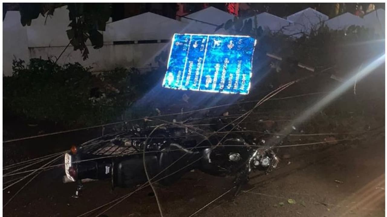 റോഡിലേക്ക് മരം പൊട്ടിവീണ് ബൈക്ക് യാത്രക്കാരന് മരിച്ചു റോഡിലേക്ക് മരം പൊട്ടിവീണ് ബൈക്ക് യാത്രക്കാരന് മരിച്ചു