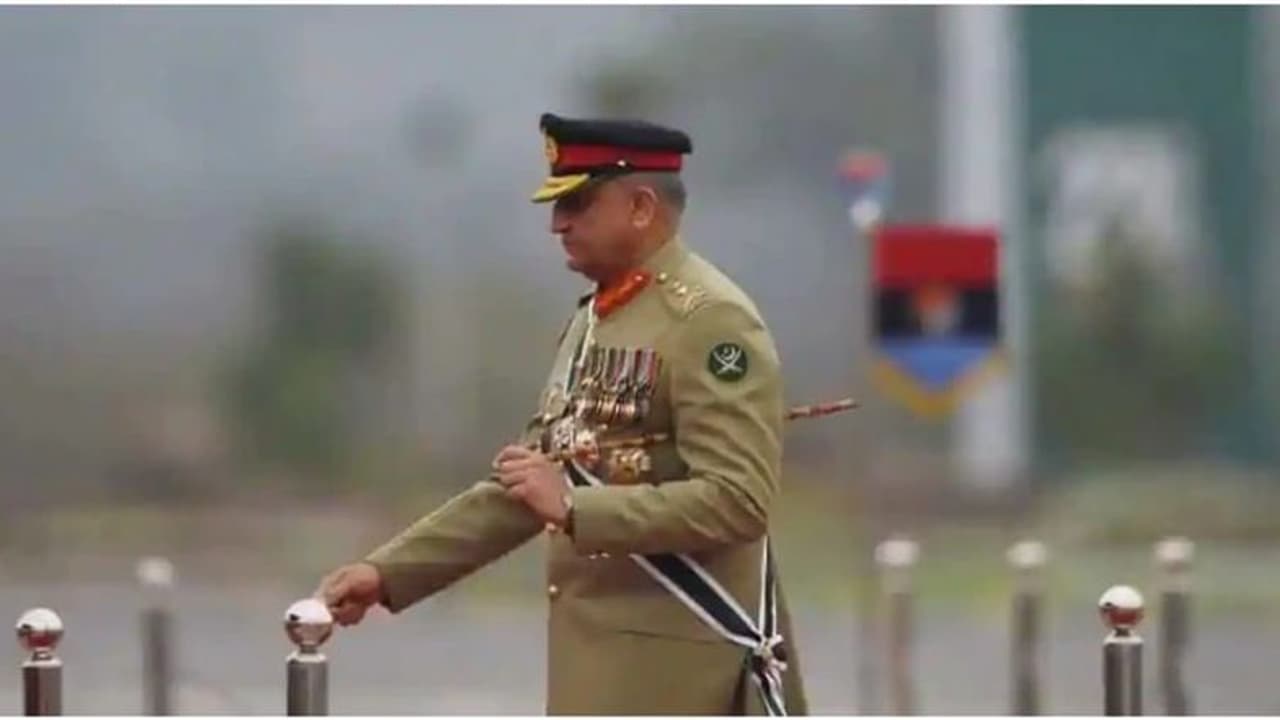 ராணுவத்தளபதி என்றும் பாராமல் பஜ்வாவை வச்சு செய்த பாகிஸ்தானிகள்: பாக் ராணுவத்திற்கு இதைவிட ஒரு அசிங்கம் தேவையா. ராணுவத்தளபதி என்றும் பாராமல் பஜ்வாவை வச்சு செய்த பாகிஸ்தானிகள்: பாக் ராணுவத்திற்கு இதைவிட ஒரு அசிங்கம் தேவையா.