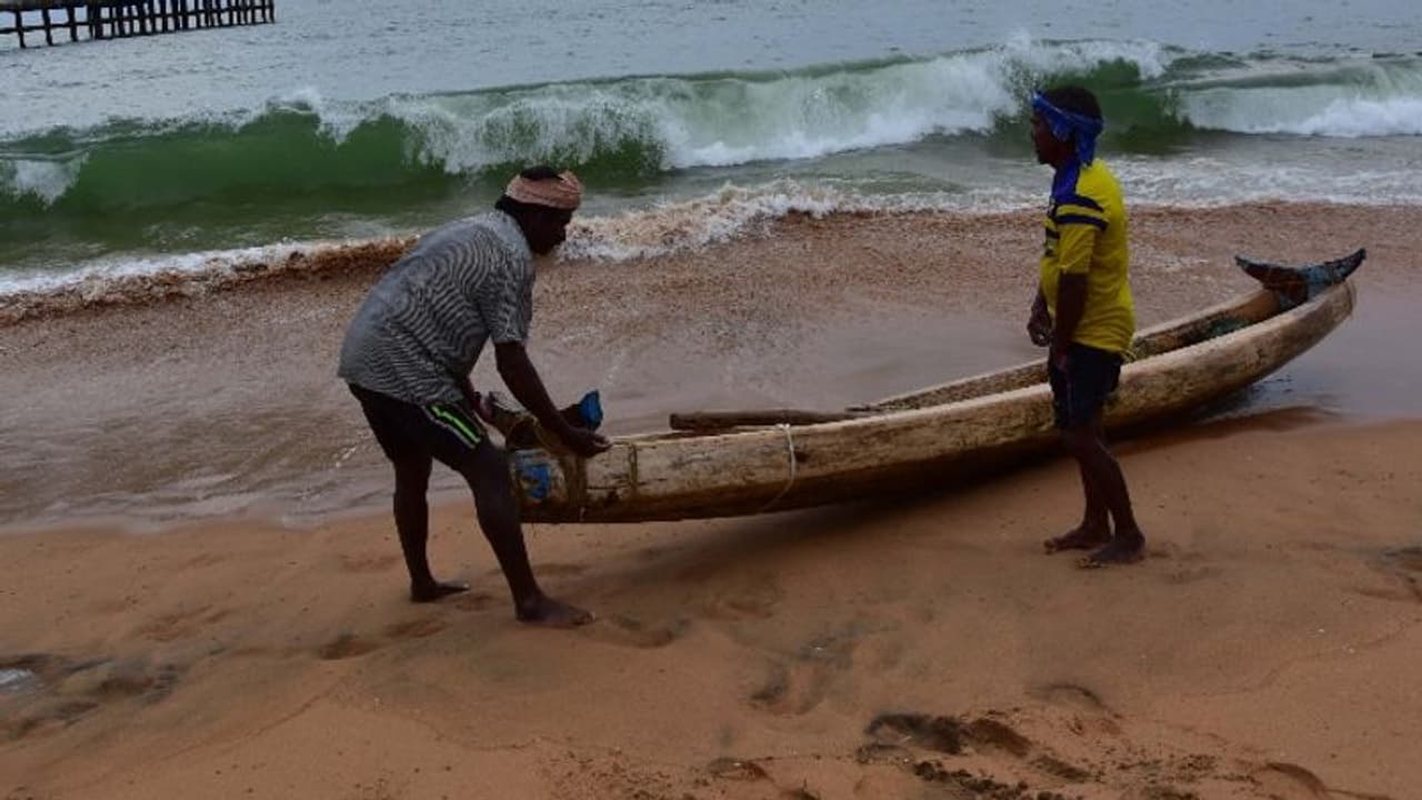 ശക്തമായ തിരയിൽപെട്ട് കട്ടമരം മറിഞ്ഞ് രണ്ട് പേരെ കാണാതായി, രണ്ട് പേർ രക്ഷപ്പെട്ടു ശക്തമായ തിരയിൽപെട്ട് കട്ടമരം മറിഞ്ഞ് രണ്ട് പേരെ കാണാതായി, രണ്ട് പേർ രക്ഷപ്പെട്ടു