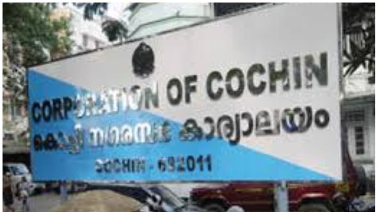 കൊച്ചിൻ കോർപ്പറേഷൻ ആര് നേടും, തീ പാറും പോരാട്ടം; തിരിച്ചുപിടിക്കാൻ കോൺഗ്രസ്, വിജയം ആവർത്തിക്കാൻ ബിജെപി കൊച്ചിൻ കോർപ്പറേഷൻ ആര് നേടും, തീ പാറും പോരാട്ടം; തിരിച്ചുപിടിക്കാൻ കോൺഗ്രസ്, വിജയം ആവർത്തിക്കാൻ ബിജെപി