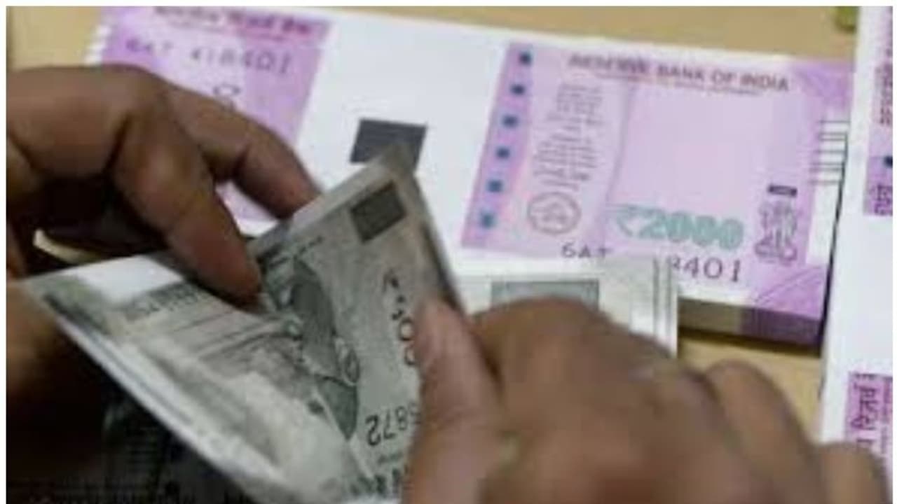 విజయవాడలో హవాలా ముఠా అరెస్ట్: రూ. 1.49 కోట్లు సీజ్ విజయవాడలో హవాలా ముఠా అరెస్ట్: రూ. 1.49 కోట్లు సీజ్