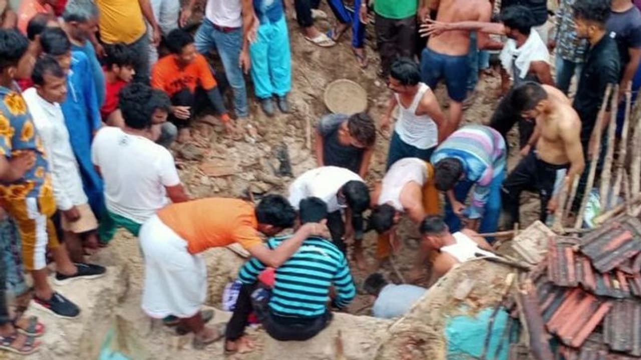 सुकून की नींद सोए थे पति पत्नी, मौत बनकर ऊपर यूं गिरा मकान कि मलबे में दब गए दोनों..आंख भी नहीं खुली सुकून की नींद सोए थे पति पत्नी, मौत बनकर ऊपर यूं गिरा मकान कि मलबे में दब गए दोनों..आंख भी नहीं खुली