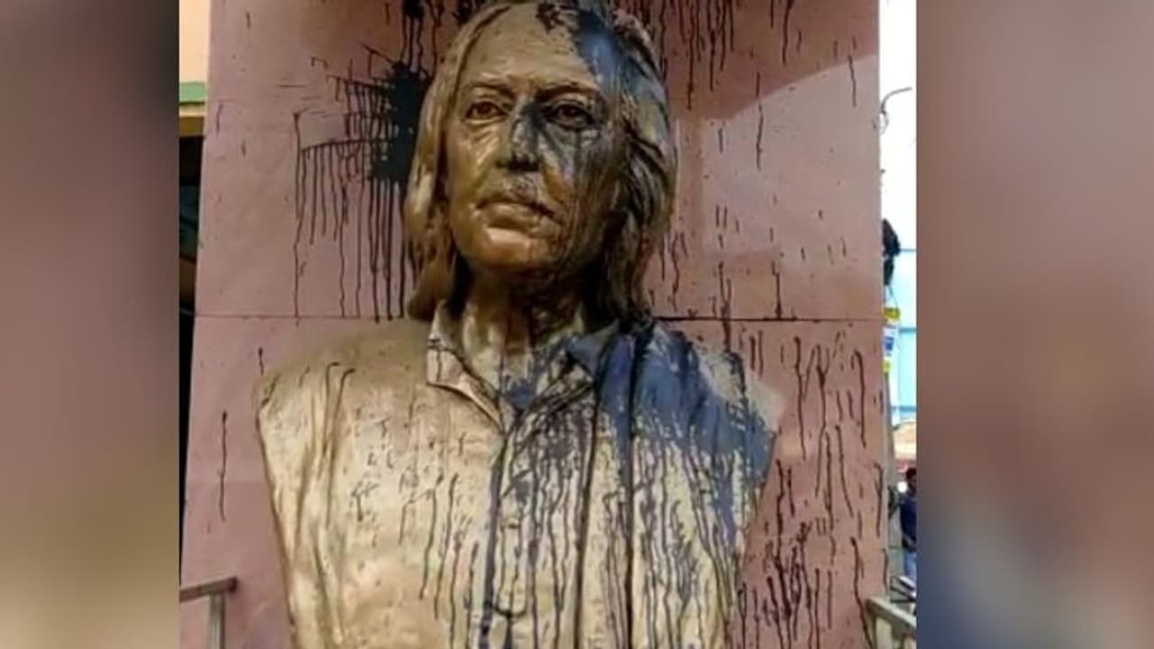 পাঁচিল ভাঙার বিরোধিতার 'মাশুল', বোলপুরে পদ্মশ্রী প্রাপকের মূর্তিতেও কালির আঁচড় পাঁচিল ভাঙার বিরোধিতার 'মাশুল', বোলপুরে পদ্মশ্রী প্রাপকের মূর্তিতেও কালির আঁচড়