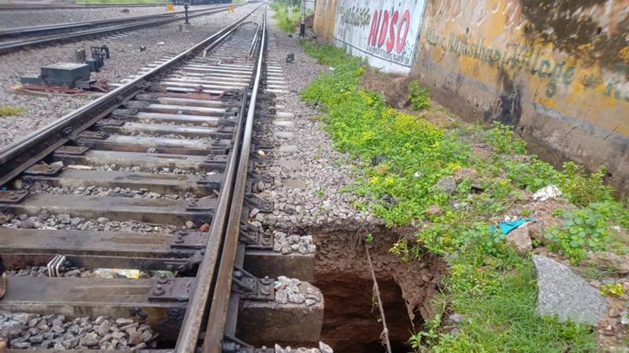తప్పిన ప్రమాదం: ఫలక్‌నుమాలో రైల్వేట్రాక్ కింద కుంగిన భూమి