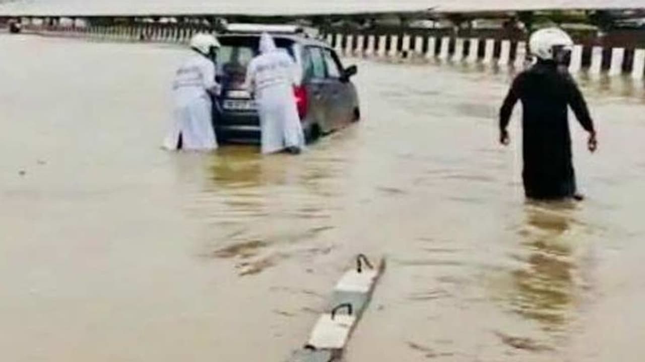 മഴക്കെടുതി; പത്തു സംസ്ഥാനങ്ങളിലായി 876 മരണമെന്ന് കേന്ദ്രം, ഏറ്റവും കൂടുതൽ പശ്ചിമബംഗാളിൽ മഴക്കെടുതി; പത്തു സംസ്ഥാനങ്ങളിലായി 876 മരണമെന്ന് കേന്ദ്രം, ഏറ്റവും കൂടുതൽ പശ്ചിമബംഗാളിൽ