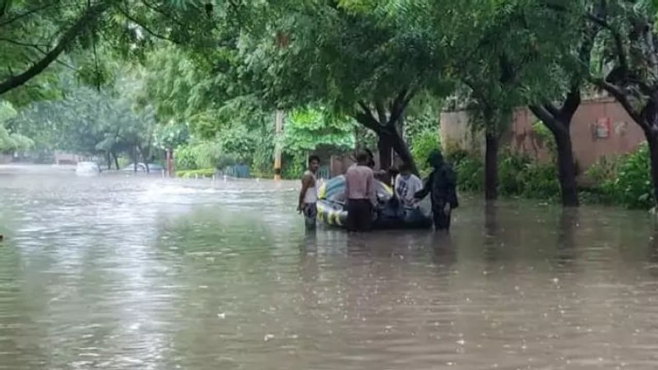 বিদ্য়াধরী নদীর বাঁধ ভেঙে দুর্ভোগ, খাটের ওপর সংসার গ্রামবাসীদের