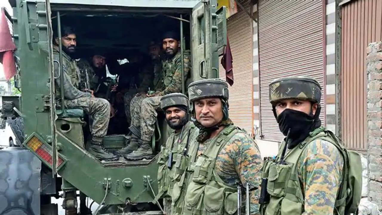 একবছর পর একসঙ্গে সড়ছে ১০,০০০ আধাসেনা, কাশ্মীরের পরিস্থিতি কি তবে একেবারে স্বাভাবিক একবছর পর একসঙ্গে সড়ছে ১০,০০০ আধাসেনা, কাশ্মীরের পরিস্থিতি কি তবে একেবারে স্বাভাবিক