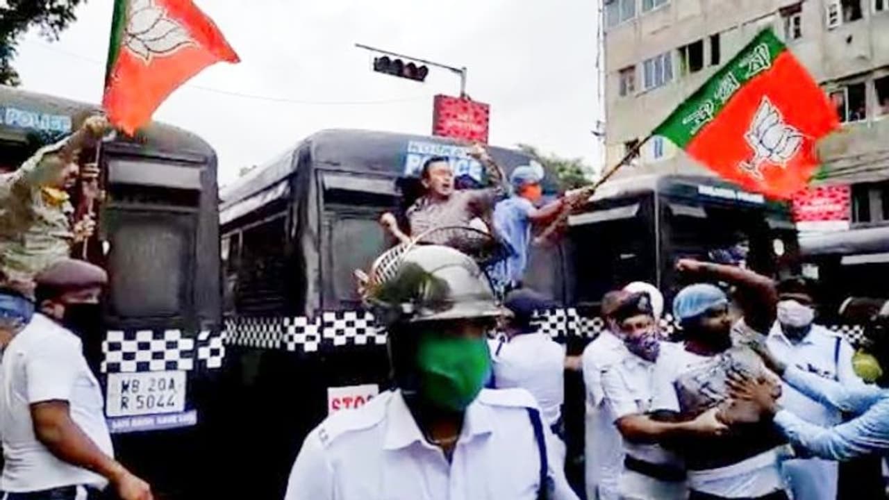 বিশ্বভারতী কাণ্ডের প্রতিবাদ, পুলিশ বিজেপি সংঘাতে ধুন্ধুমার জোড়াসাঁকো বিশ্বভারতী কাণ্ডের প্রতিবাদ, পুলিশ বিজেপি সংঘাতে ধুন্ধুমার জোড়াসাঁকো