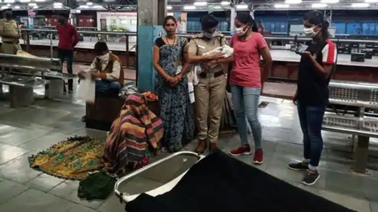 గర్బిణికి డెలివరీ చేసిన మహిళా ఎస్ఐ... ఫోన్ మాట్లాడుతూ..