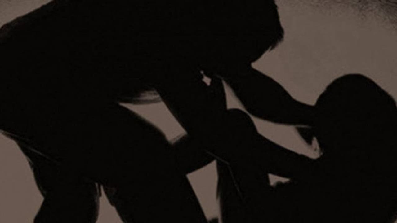 স্বামীহারা মহিলাকে আটকে রেখে রাতভর 'ধর্ষণ', পুলিশের জালে দুই অভিযুক্ত স্বামীহারা মহিলাকে আটকে রেখে রাতভর 'ধর্ষণ', পুলিশের জালে দুই অভিযুক্ত