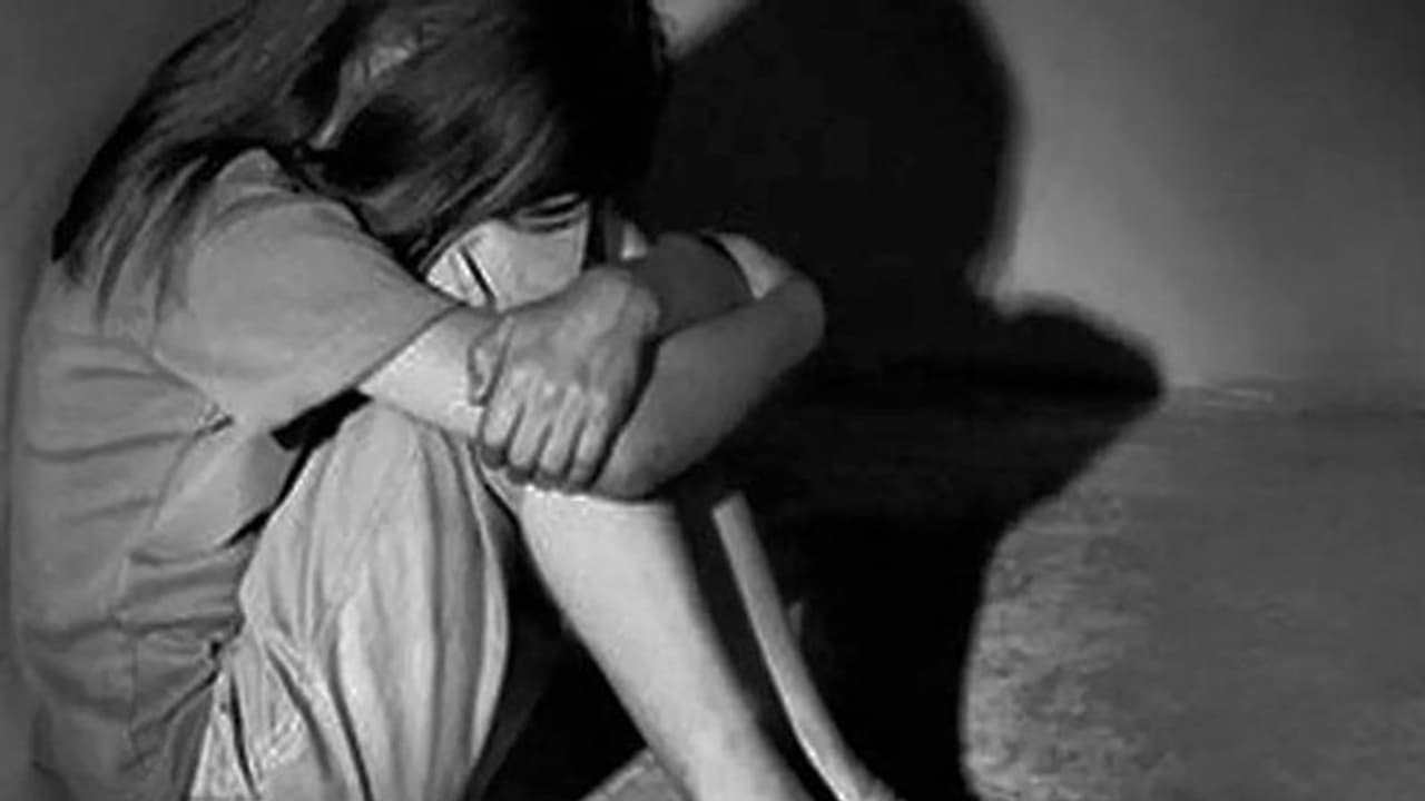 తల్లితో కలిసొచ్చి కూతురిపై అఘాయిత్యం... బిడ్డకు జన్మనిచ్చిన 14ఏళ్ల బధిర యువతి తల్లితో కలిసొచ్చి కూతురిపై అఘాయిత్యం... బిడ్డకు జన్మనిచ్చిన 14ఏళ్ల బధిర యువతి