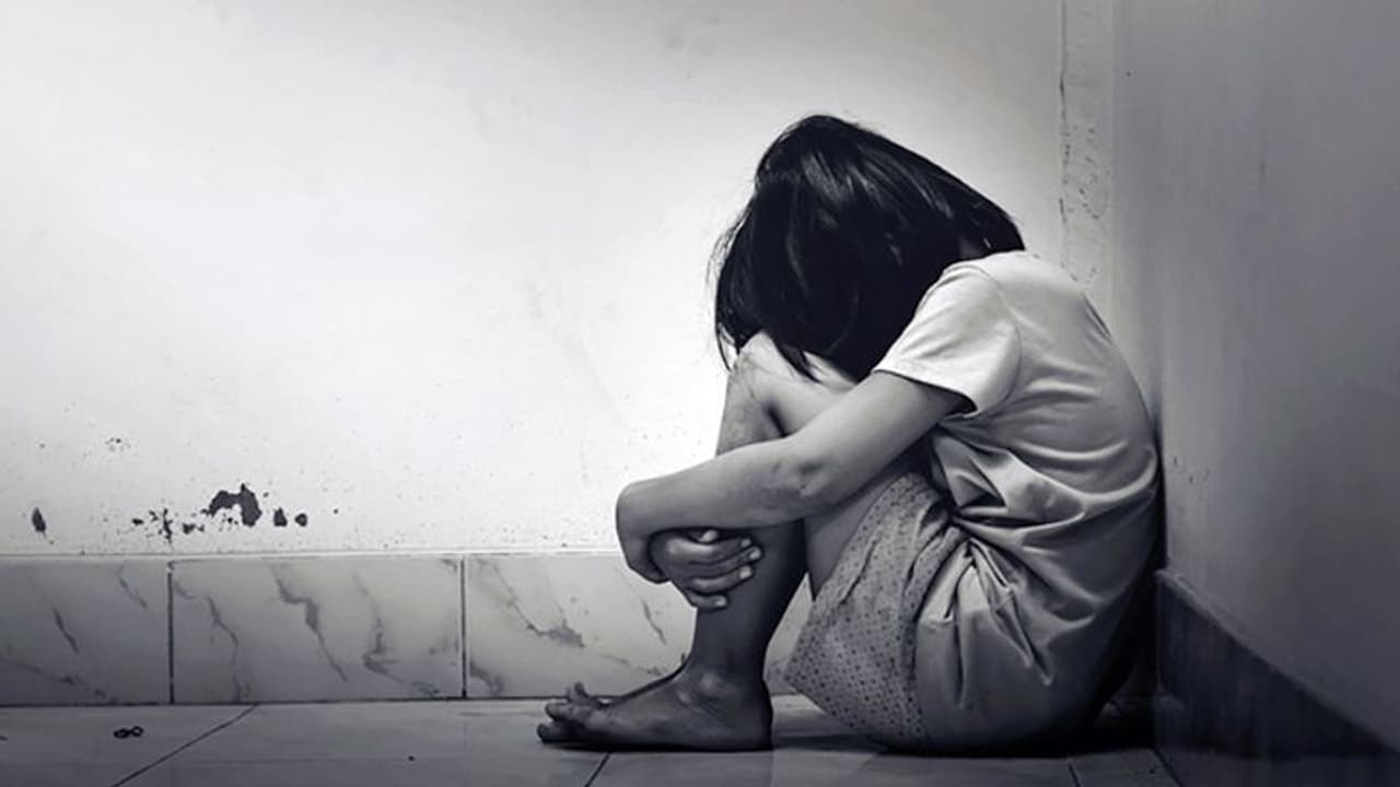 ఖమ్మంలో దారుణం: మైనర్ బాలికపై అత్యాచారయత్నం, పెట్రోల్ పోసి నిప్పు ఖమ్మంలో దారుణం: మైనర్ బాలికపై అత్యాచారయత్నం, పెట్రోల్ పోసి నిప్పు