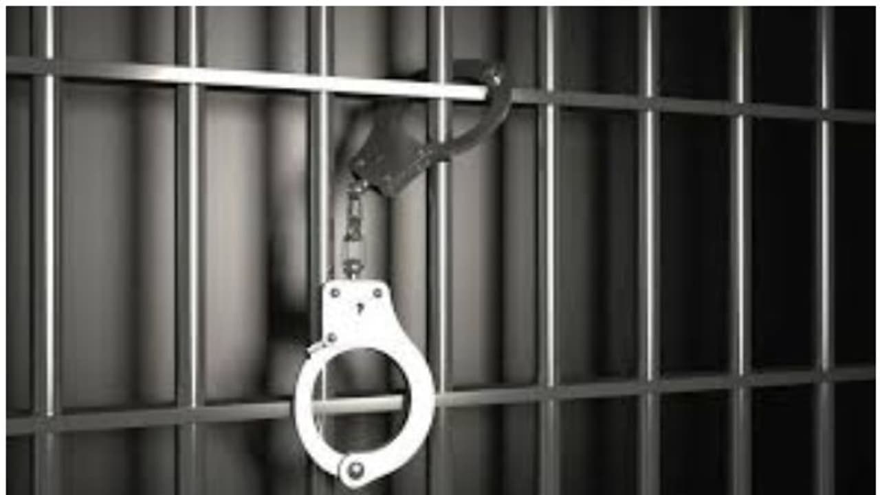 கொரோனா நேரத்தில் கந்து வட்டி கேட்டு கடத்தல்..! வசமாக சிக்கிய நடிகரை வலைவீசி தேடும் போலீஸ்..!