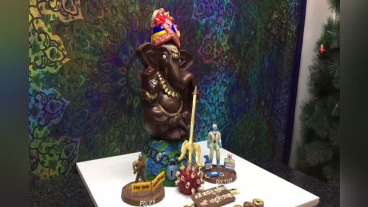 कोरोना वॉरियर्स को नमन करने लेडी ने बनाए चॉकलेट के गणेश कोरोना वॉरियर्स को नमन करने लेडी ने बनाए चॉकलेट के गणेश