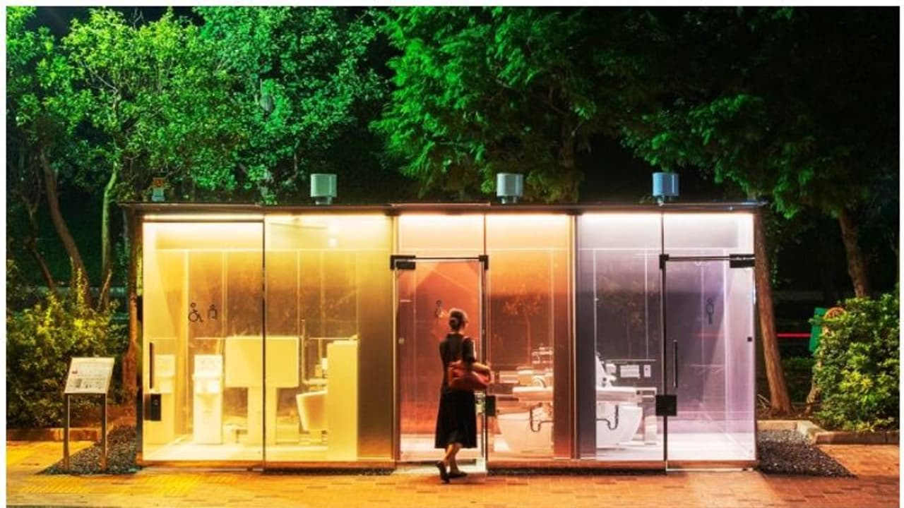 എല്ലാവർക്കും അകം കാണാവുന്ന രീതിയിൽ ഗ്ലാസ്സ് ടോയ്‌ലെറ്റുകളുമായി ടോക്കിയോ...