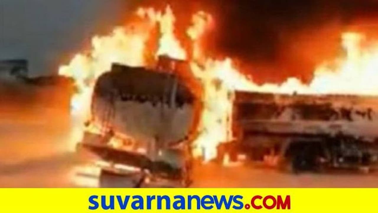 ಶಿಗ್ಗಾಂವಿ: ಚಲಿಸುತ್ತಿದ್ದ ಲಾರಿ ಟೈರ್ ಸ್ಫೋಟ, ಸುಟ್ಟು ಕರಕಲಾದ ಟ್ರಕ್ ಶಿಗ್ಗಾಂವಿ: ಚಲಿಸುತ್ತಿದ್ದ ಲಾರಿ ಟೈರ್ ಸ್ಫೋಟ, ಸುಟ್ಟು ಕರಕಲಾದ ಟ್ರಕ್