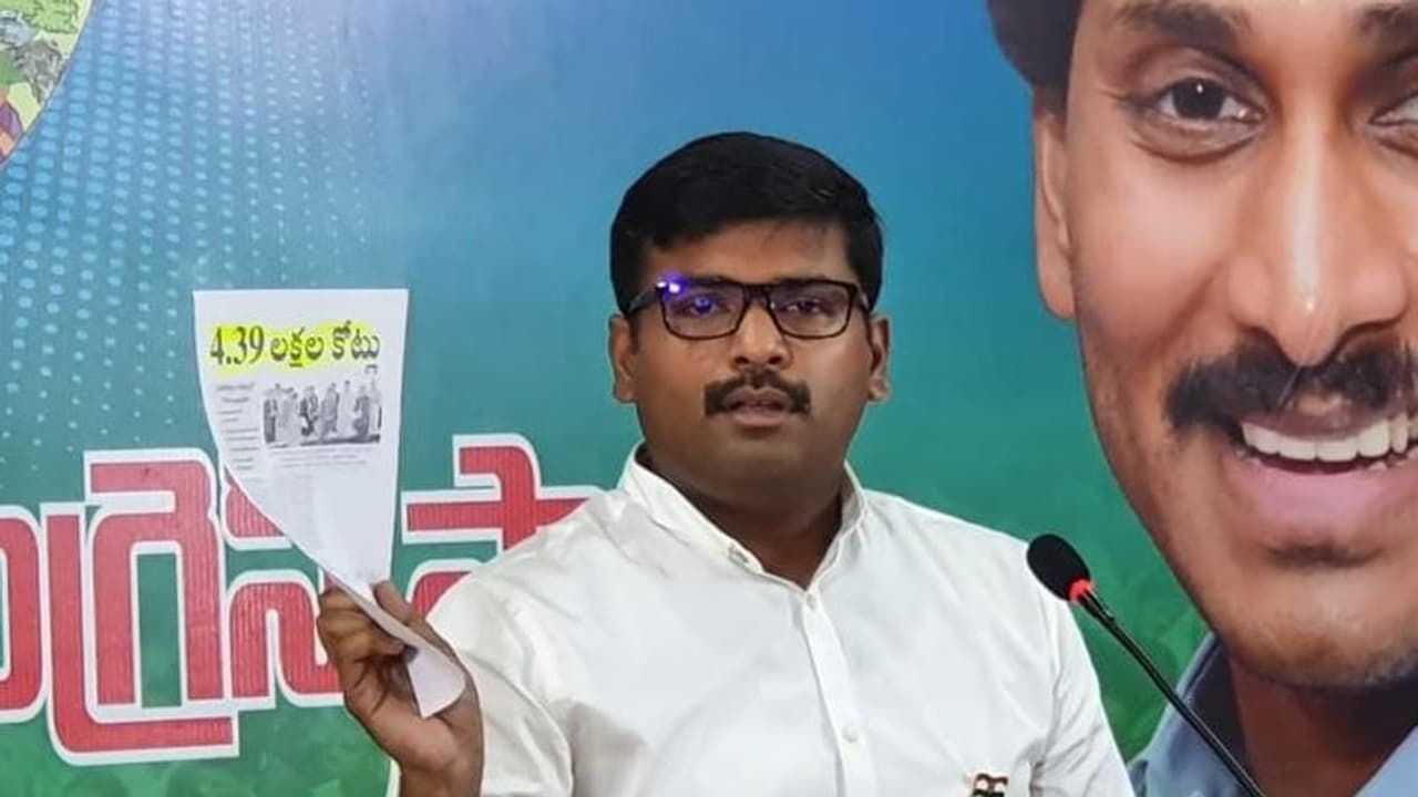 ఉత్తరాంధ్ర ప్రజల మనోభావాలను టీడీపీ దెబ్బతీస్తోంది: వైసీపీ ఎమ్మెల్యే అమర్నాద్ ఉత్తరాంధ్ర ప్రజల మనోభావాలను టీడీపీ దెబ్బతీస్తోంది: వైసీపీ ఎమ్మెల్యే అమర్నాద్