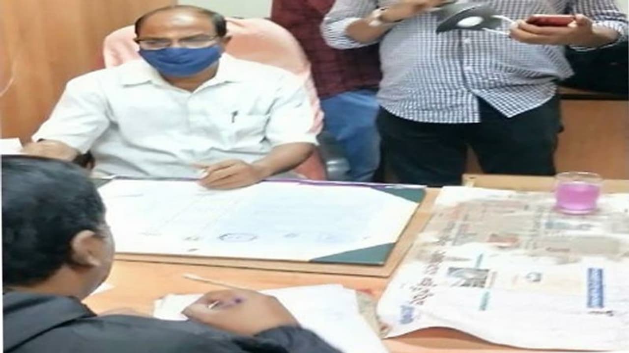 రెడ్ హ్యండెడ్ గా పట్టుబడ్డ మరో రెవెన్యూ అధికారి...రంగారెడ్డి కలెక్టరేట్ లో ఏసిబి సోదాలు రెడ్ హ్యండెడ్ గా పట్టుబడ్డ మరో రెవెన్యూ అధికారి...రంగారెడ్డి కలెక్టరేట్ లో ఏసిబి సోదాలు