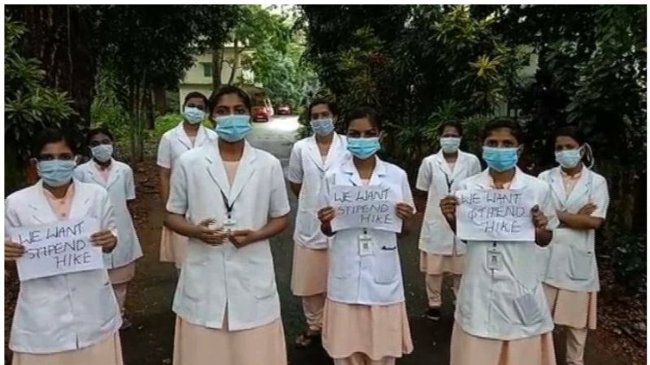 മെഡിക്കൽ കോളേജുകളിലെ ജൂനിയർ നേഴ്സുമാർ ഇന്ന് മുതൽ അനിശ്ചിതകാല സമരം തുടങ്ങുന്നു മെഡിക്കൽ കോളേജുകളിലെ ജൂനിയർ നേഴ്സുമാർ ഇന്ന് മുതൽ അനിശ്ചിതകാല സമരം തുടങ്ങുന്നു