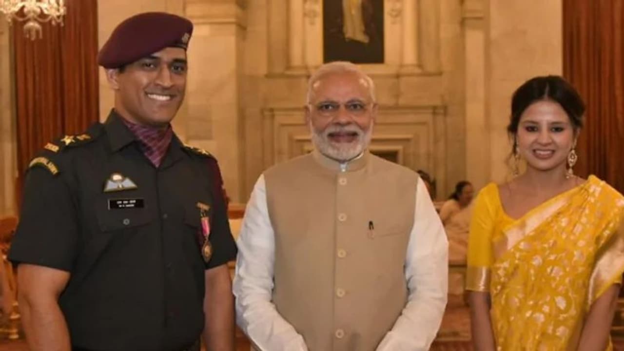 ধোনিকে দুপাতার আবেগ ভরা চিঠি মোদীর, সমস্ত কাজ ফেলে কি উত্তর দিলেন এমএসডি