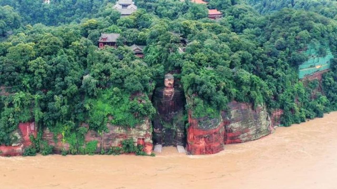 വെള്ളപ്പൊക്കത്തില് വിറച്ച് ചൈന; 70 വര്ഷത്തിനുശേഷം ബൃഹത് ബുദ്ധന്റെ കാല്വിരലുകളെ തൊട്ട് വെള്ളം വെള്ളപ്പൊക്കത്തില് വിറച്ച് ചൈന; 70 വര്ഷത്തിനുശേഷം ബൃഹത് ബുദ്ധന്റെ കാല്വിരലുകളെ തൊട്ട് വെള്ളം