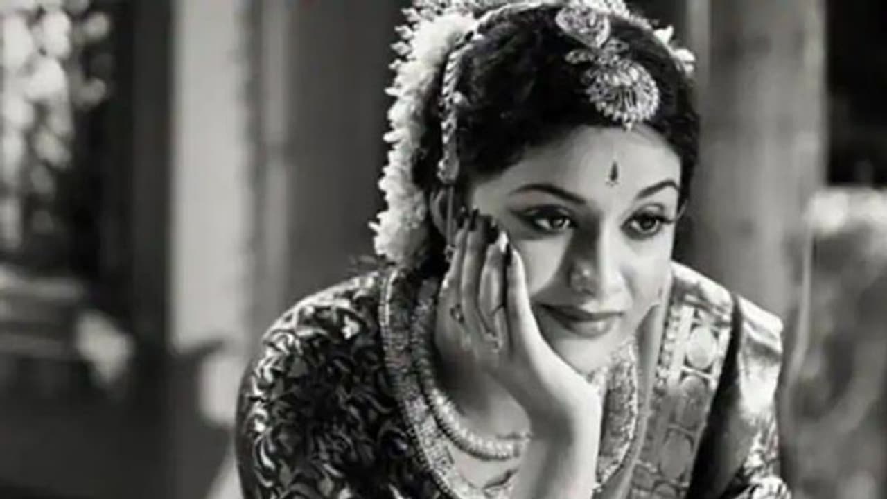 அப்போ கீர்த்தி சுரேஷ் இல்லையா?... பிரபாஸ் படத்தில் கமிட்டான பிரபல நடிகை...!